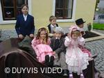 děti na pohovce.